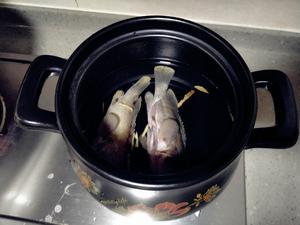 野生小石斑文蛤枸杞汤的做法 步骤3