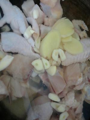 板栗＋香菇＋芋头 焖鸡的做法 步骤3