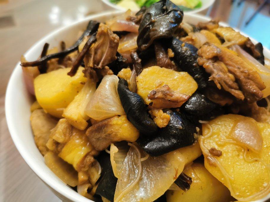 菌香土豆炖排骨，这样做味道更鲜香
