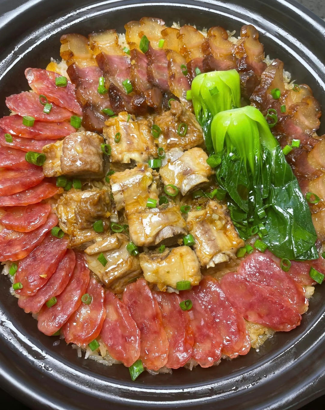 排骨腊肠煲仔饭（主食，米饭）