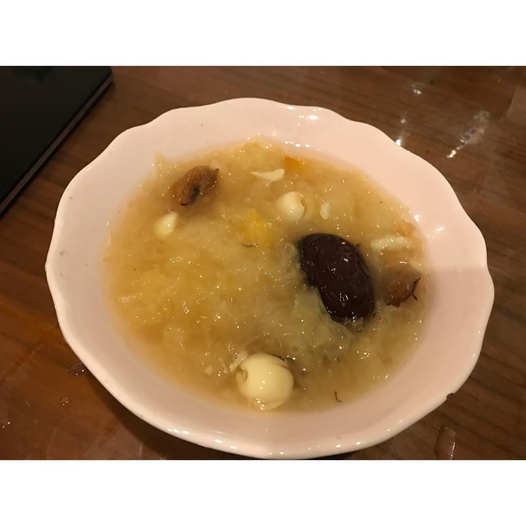 银耳红枣莲子羹Tremella jujube lotus nuts sweet soup