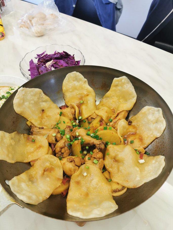 地锅鸡，教你贴饼子好吃的小技巧~