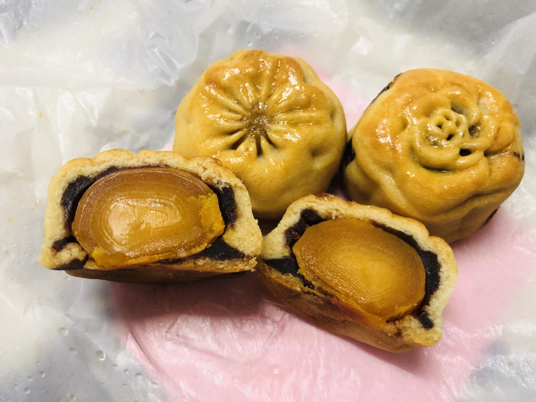 咸蛋黄肉松月饼