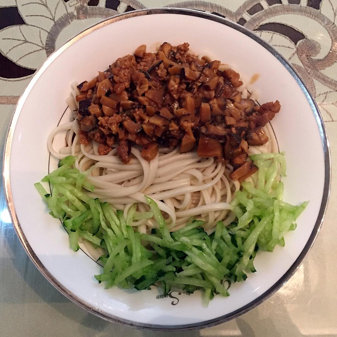 全职月哥二胎奶爸做的香菇肉末炸酱面
