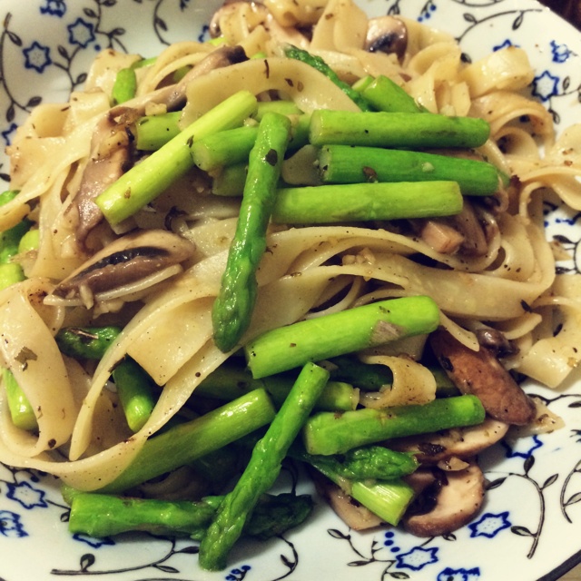 蘑菇蘆筍香草炒寛條麵