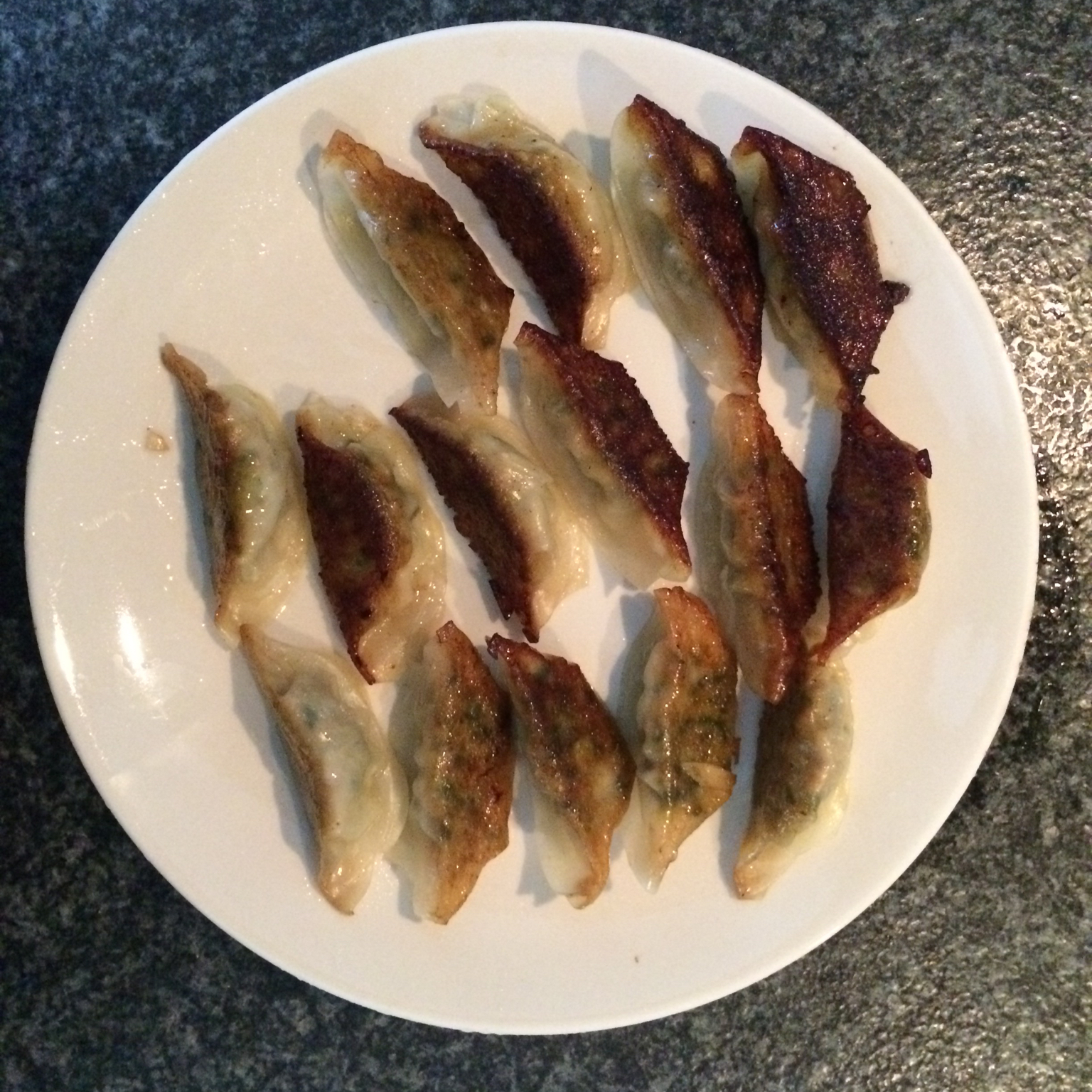 速冻水饺吃腻了吗~变锅贴吧(๑´ڡ`๑)