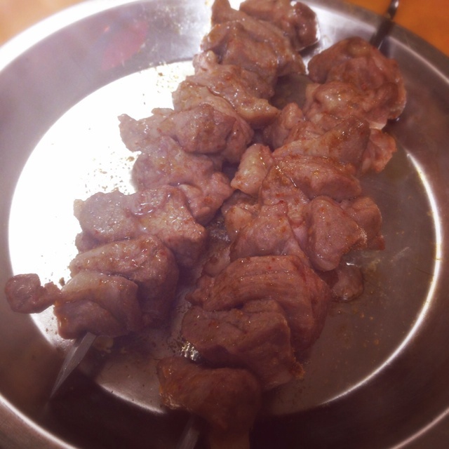 生烤羊肉串