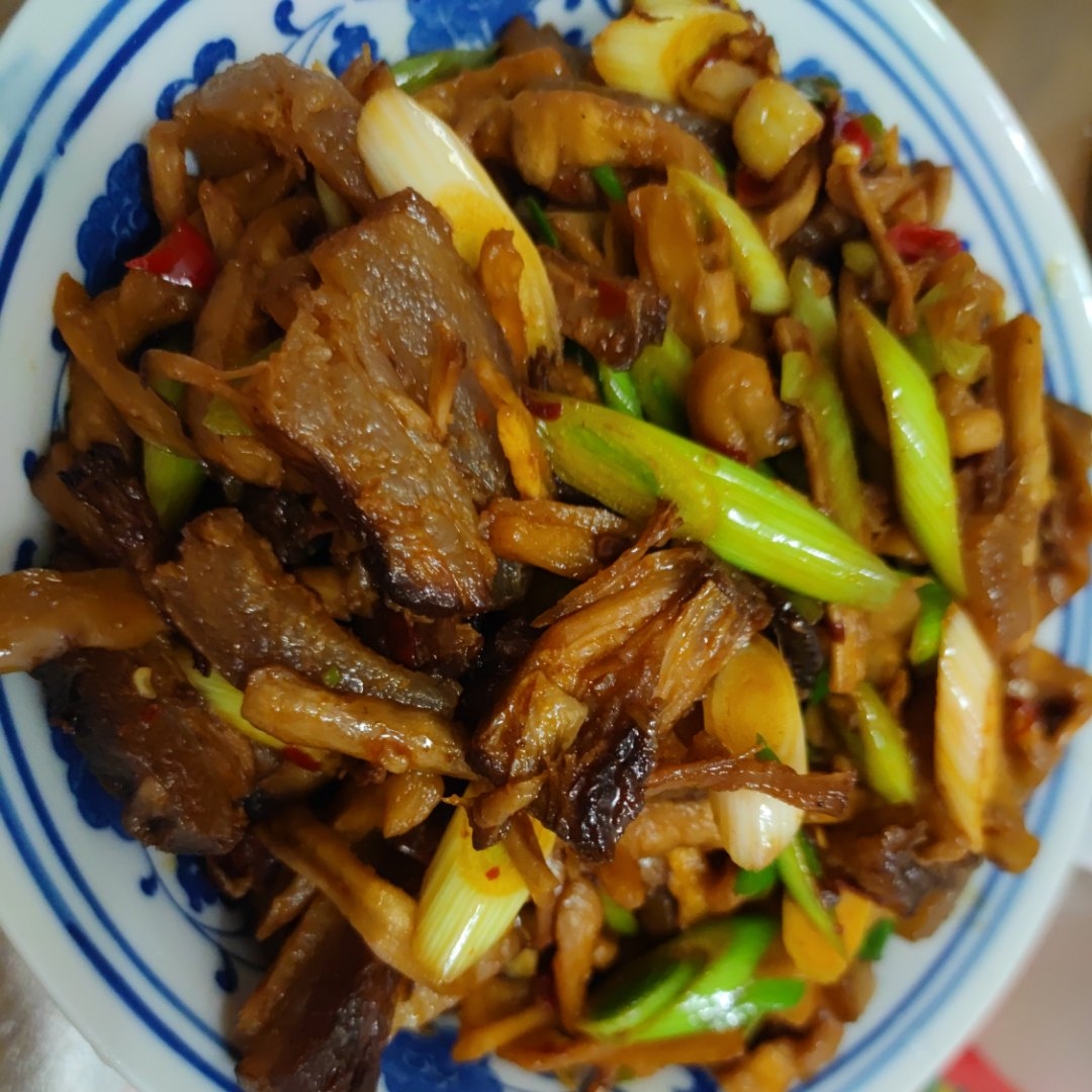 萝卜干炒腊肉（湘菜）新增腊肉快速去咸的方法