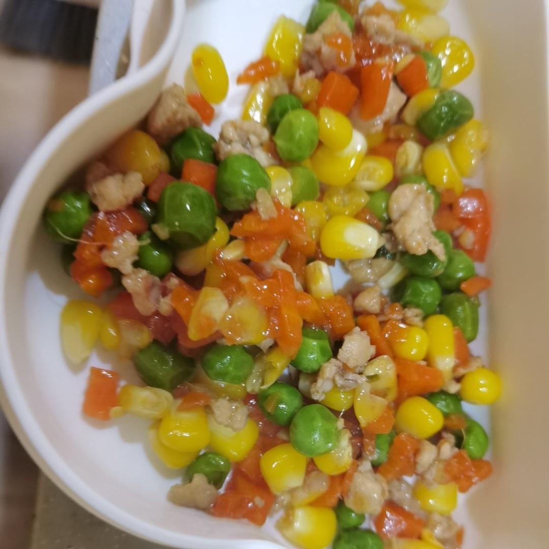 炒四丁（肉丁、豌豆、胡萝卜丁、玉米粒）
