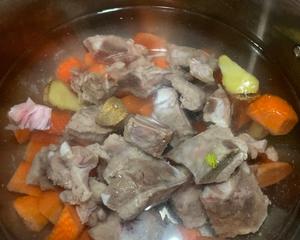 西洋菜胡萝卜排骨汤的做法 步骤3