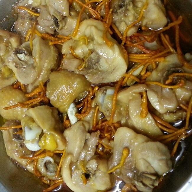 虫草花蒸鸡腿的做法