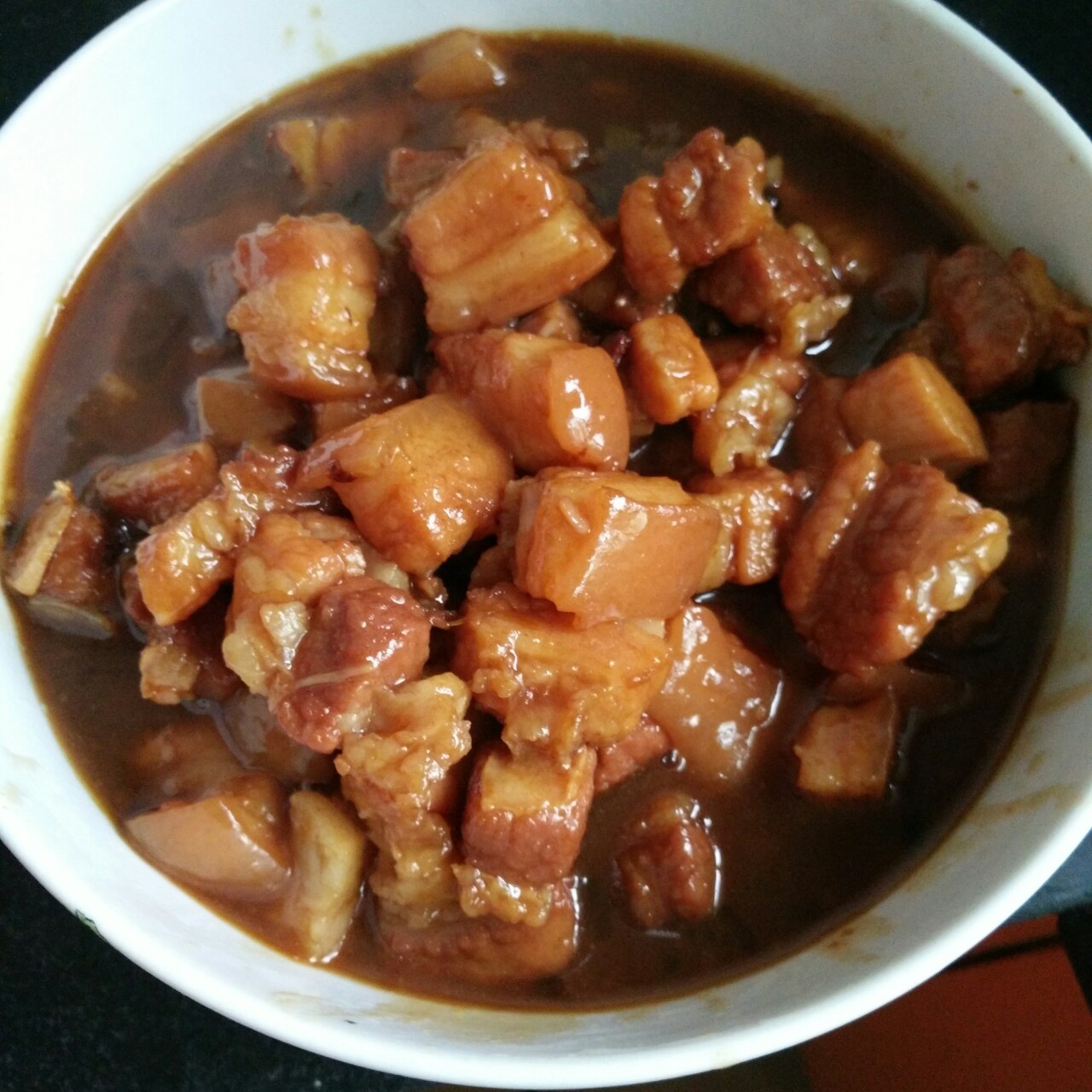 吃着碗里望着锅里的红烧肉