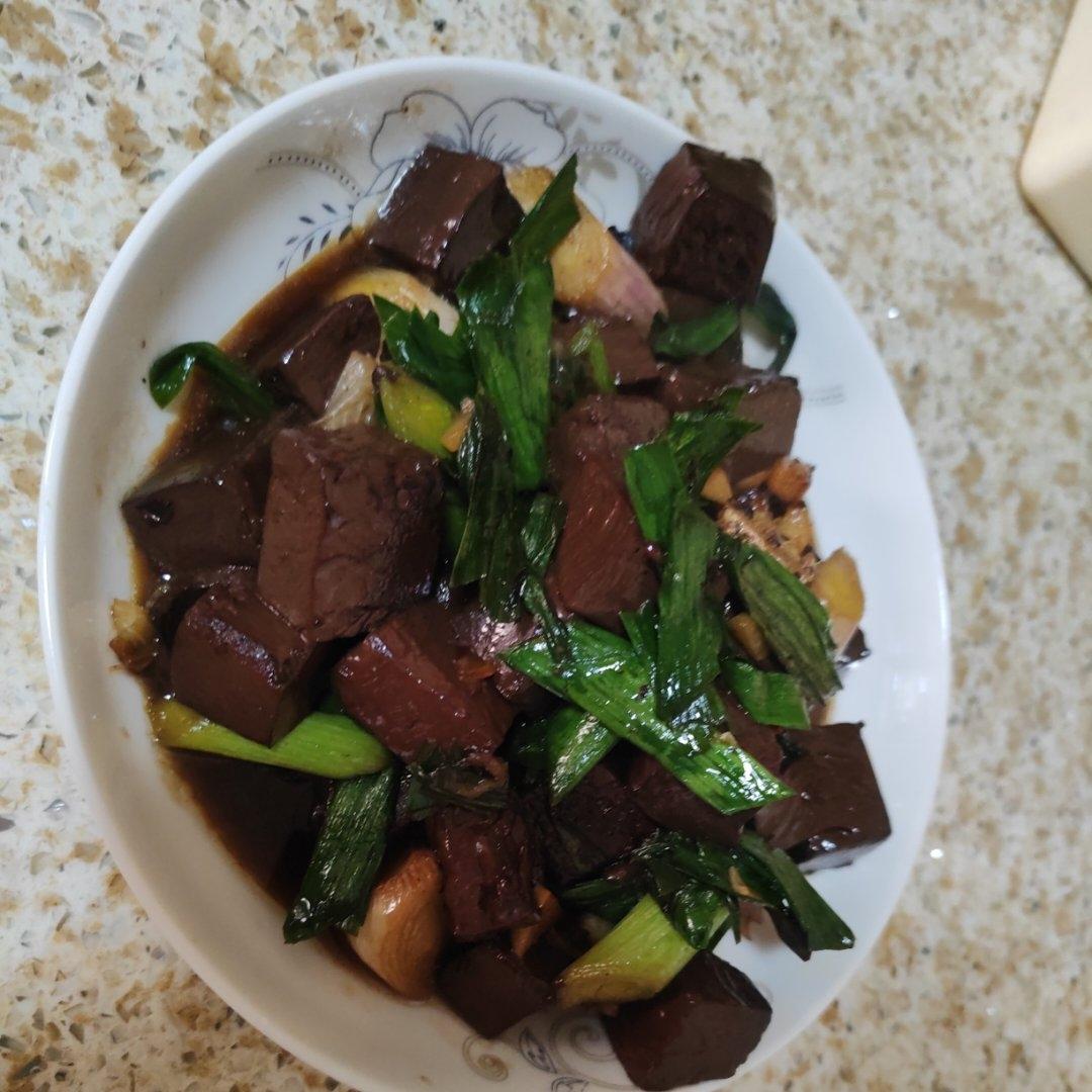 大蒜炒猪血