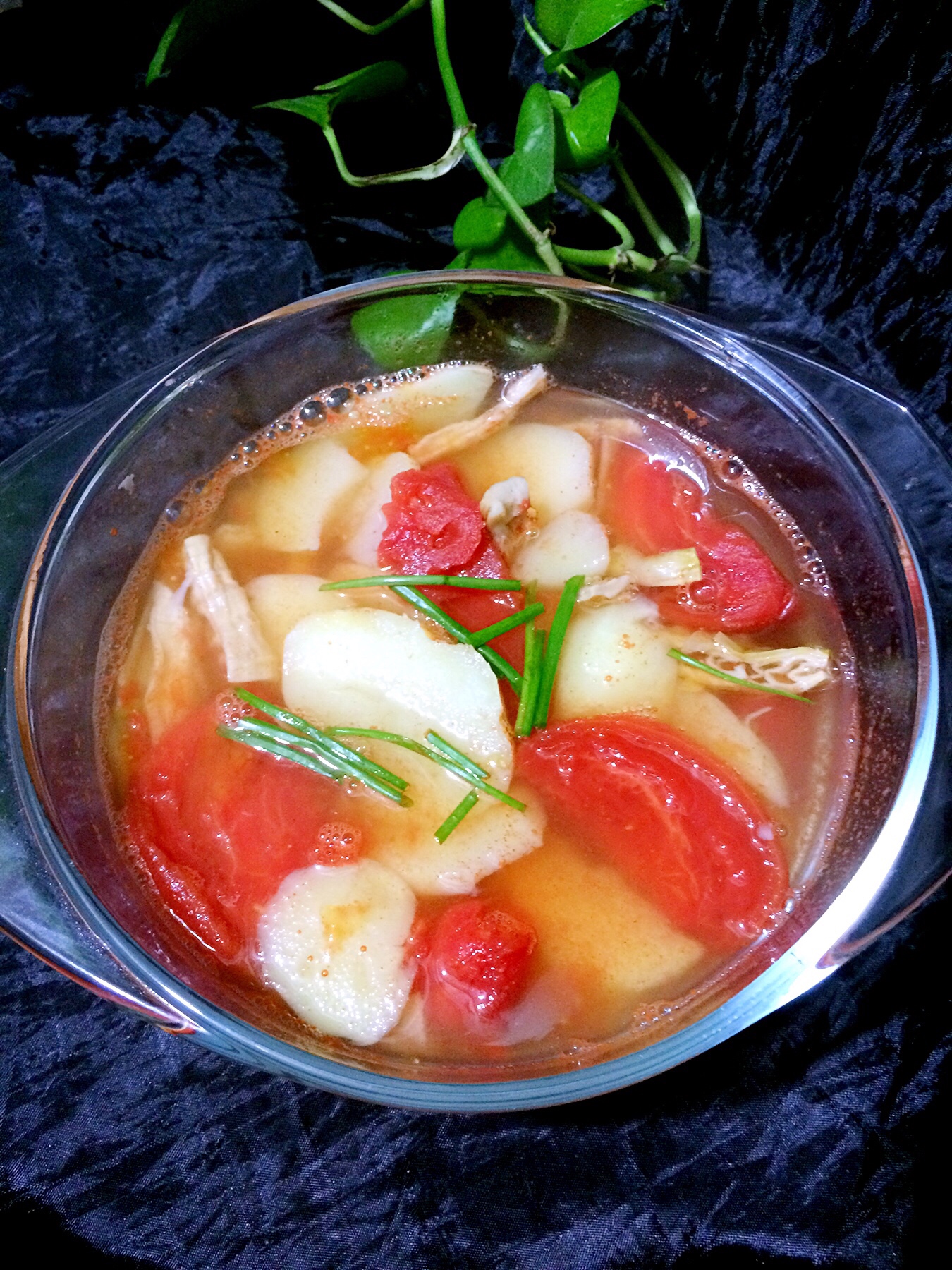 无油、无味精只需加点盐也能做出非常鲜美的开胃浓汤来～蕃茄土豆笋干汤的做法