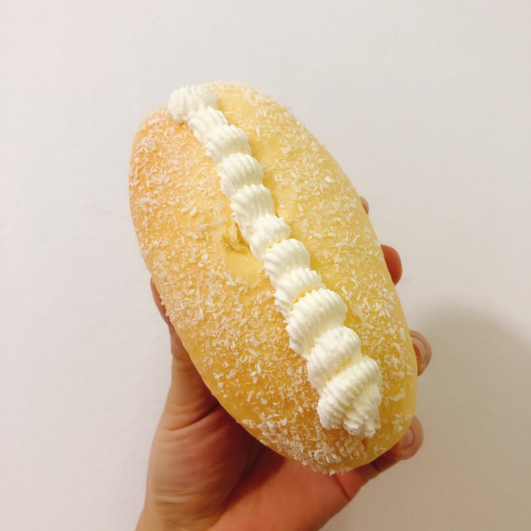 奶油夹心椰蓉面包