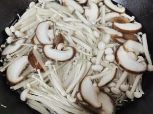 鲜🉐很菌菇豆腐汤  太太乐鲜鸡汁芝麻香油的做法 步骤5