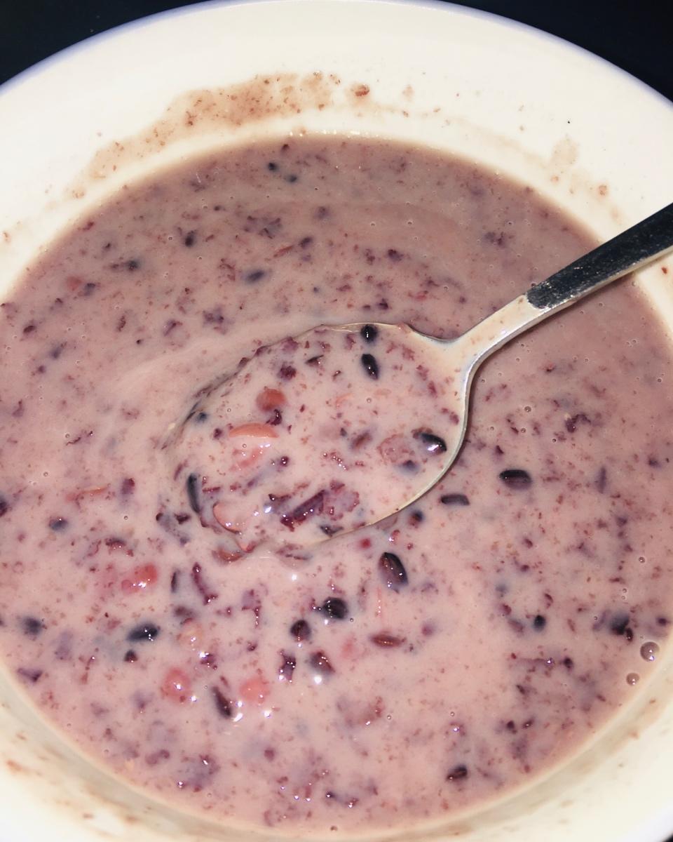 红枣红豆薏仁牛奶粥