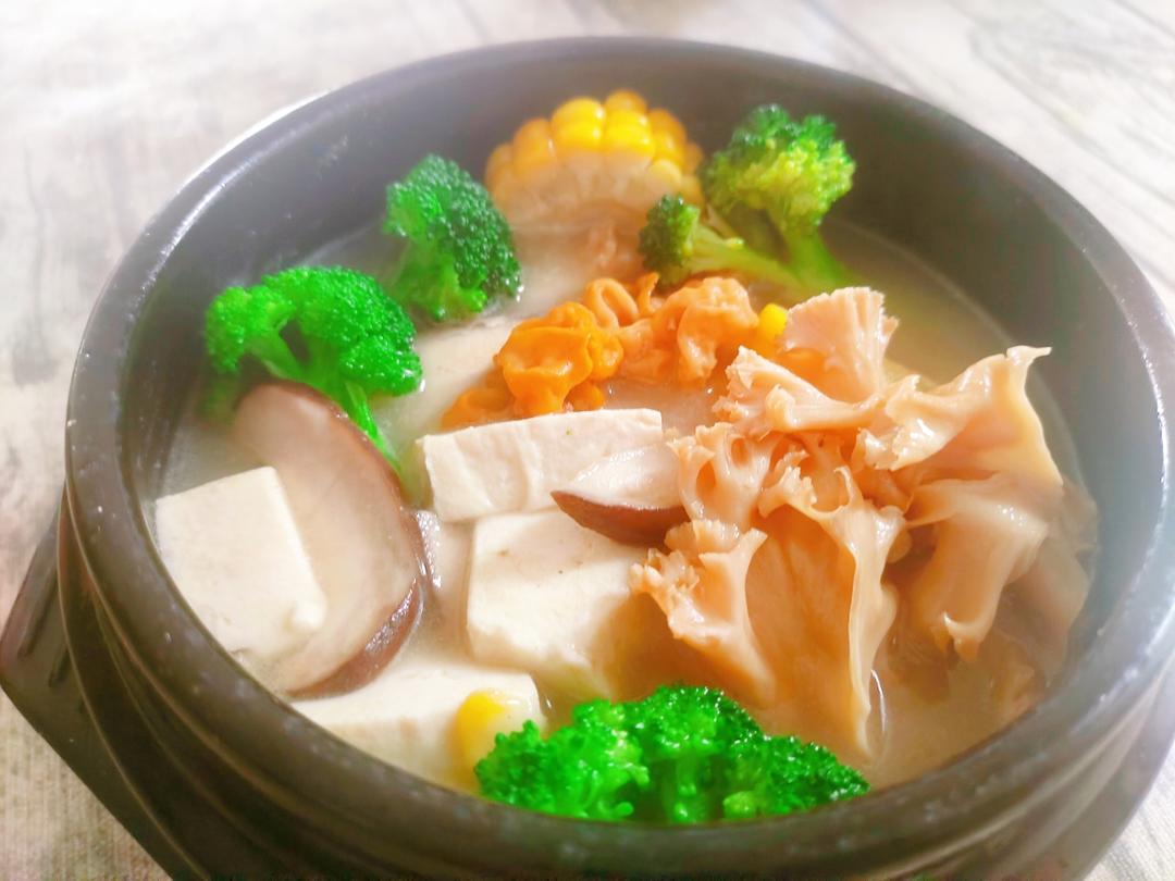 酸汤杂菌豆腐煲