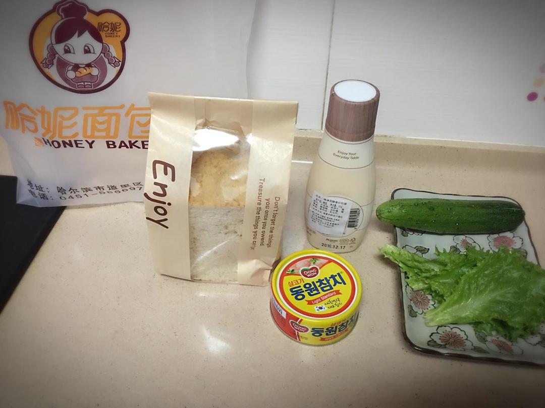 全麦金枪鱼三明治的做法