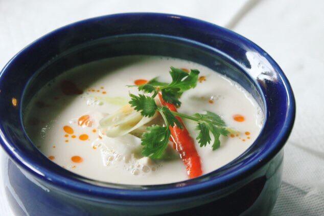 泰式风味椰子鸡汤<Coconut Milk Soup With Chicken and Young Coconut Flesh>的做法