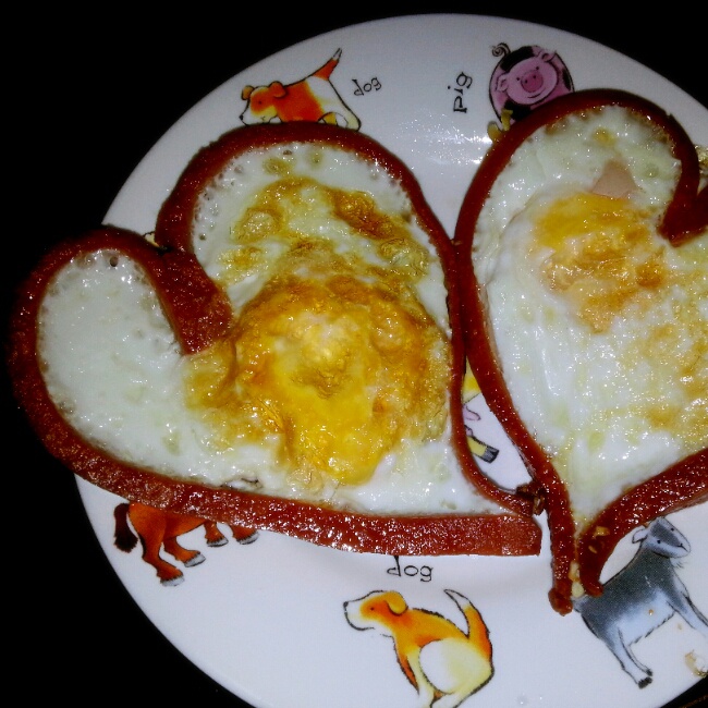 心形香肠荷包蛋