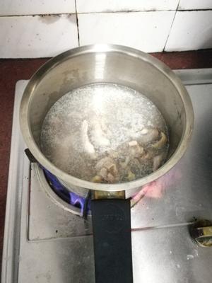 【20款家常老火汤】海底椰螺肉炖鸡汤的做法 步骤2