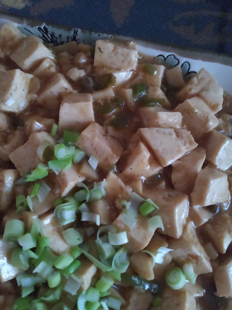 不放肉也超下饭的葱焖豆腐