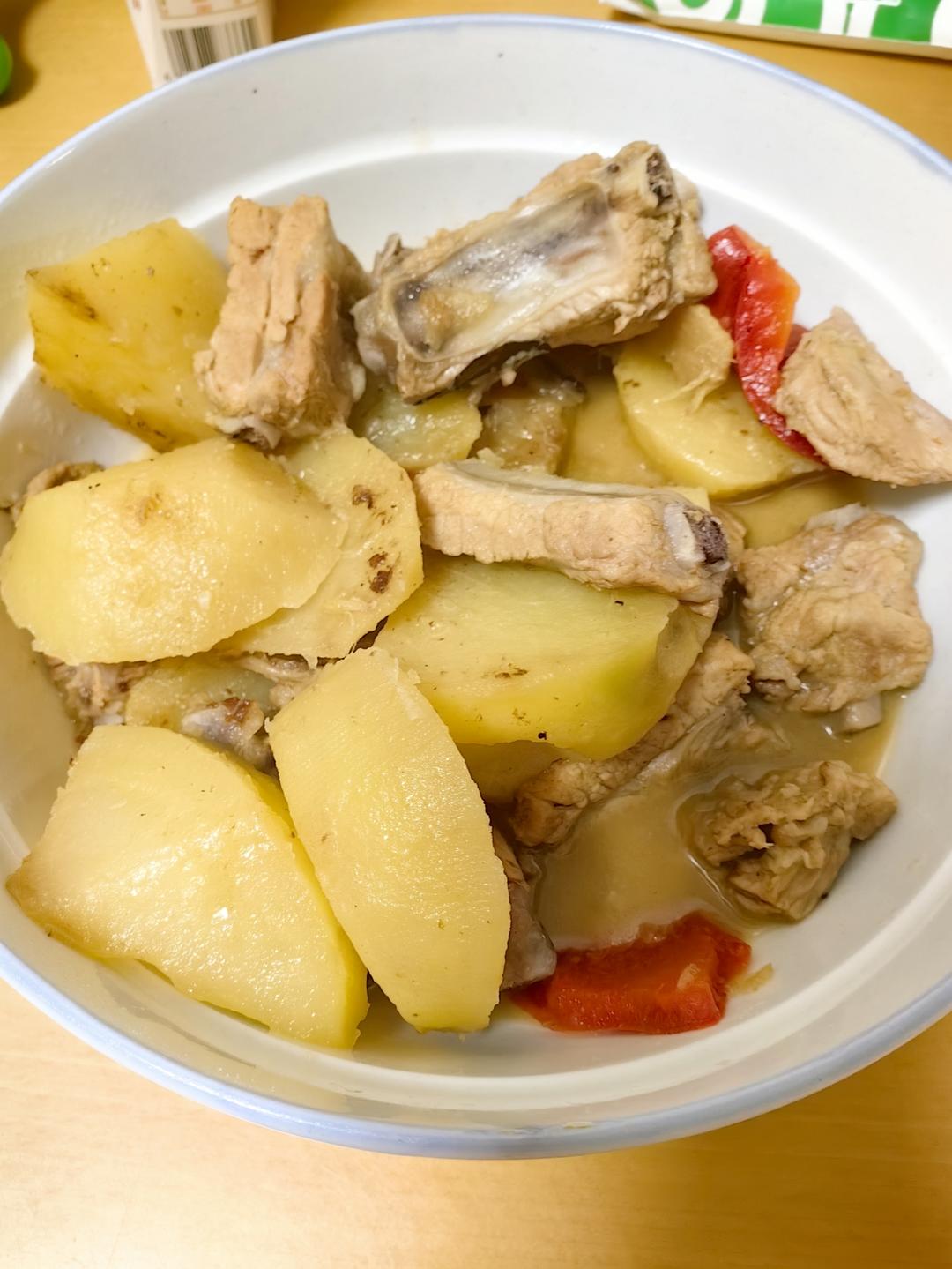 排骨炖土豆，没加老抽