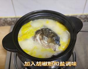 一个鲜味贯穿始终的白菜鱼头汤的做法 步骤7