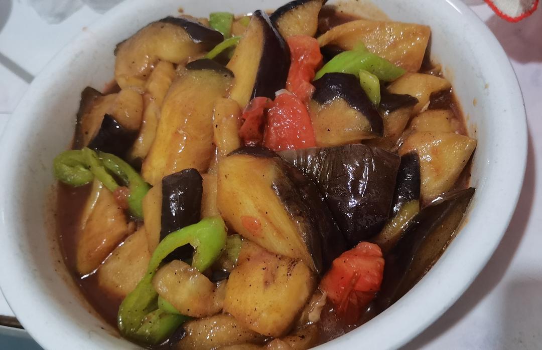 红烧茄子（佐西红柿尖椒）
