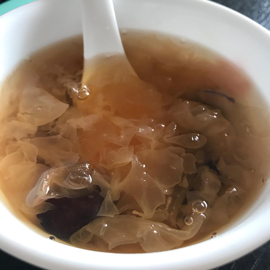 冰糖银耳红枣汤