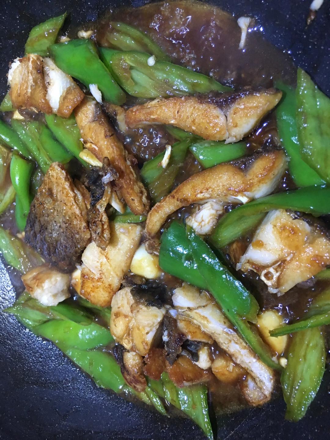 红烧草鱼炒青椒的做法