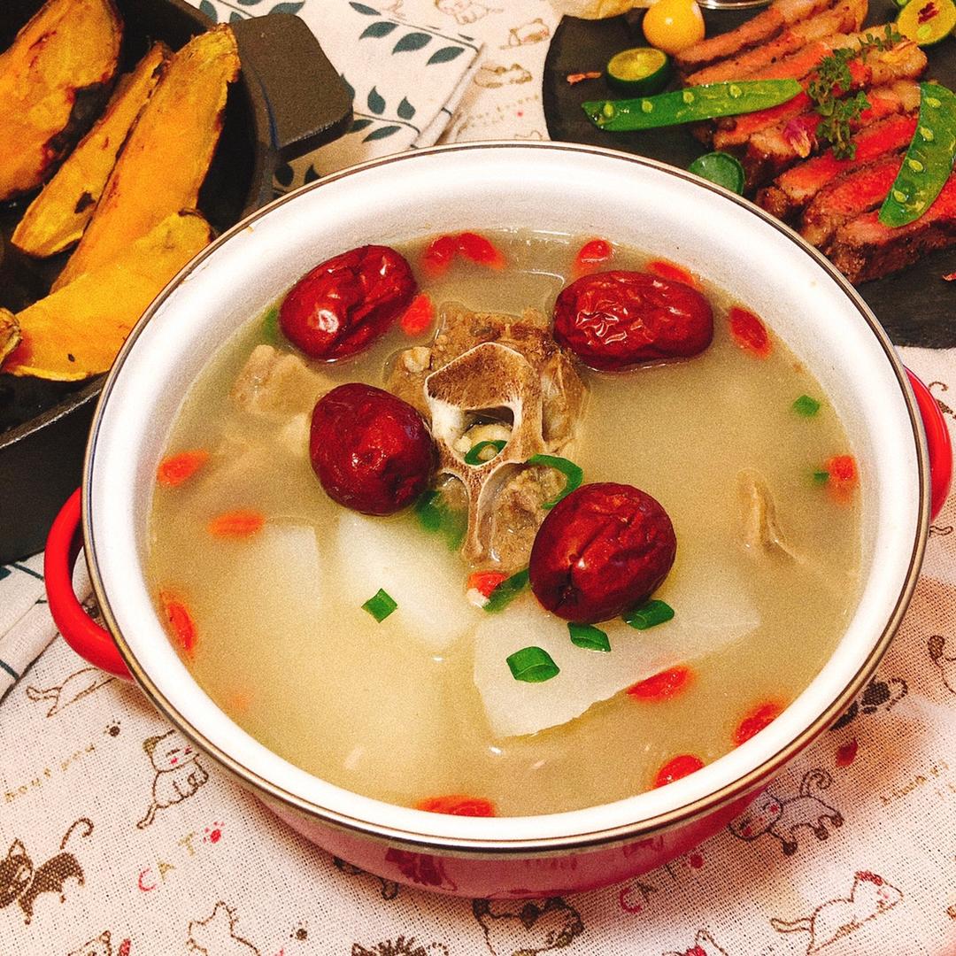 水乔帕露西做的白汤羊蝎子火锅