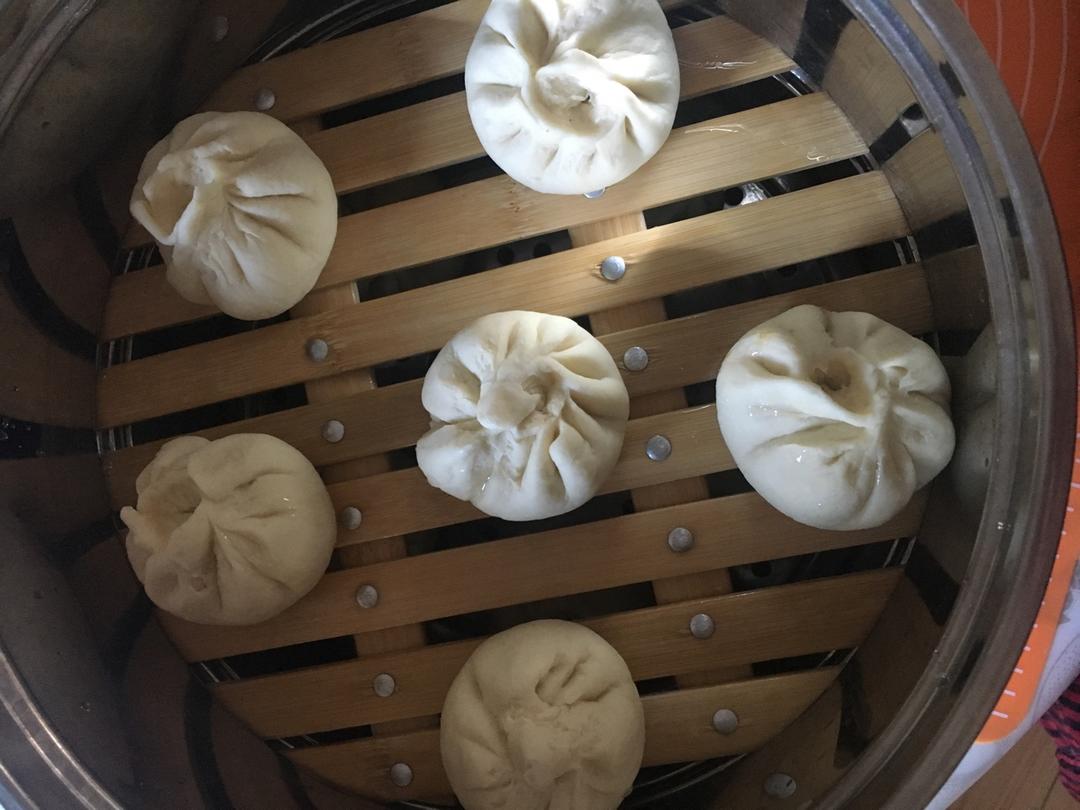 松软多汁的肉包子