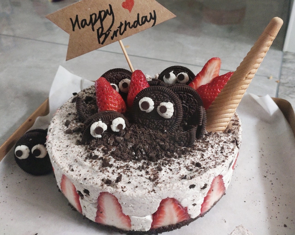 ins首尔风奥利奥草莓双层冻芝士慕斯卡通生日蛋糕，不用烤箱的蛋糕的做法