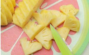 糖水菠萝的做法 步骤2
