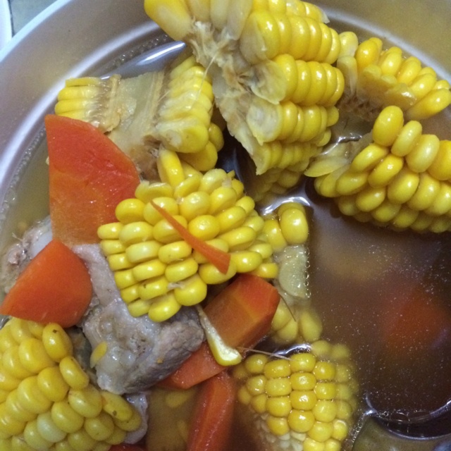 胡萝卜玉米排骨汤