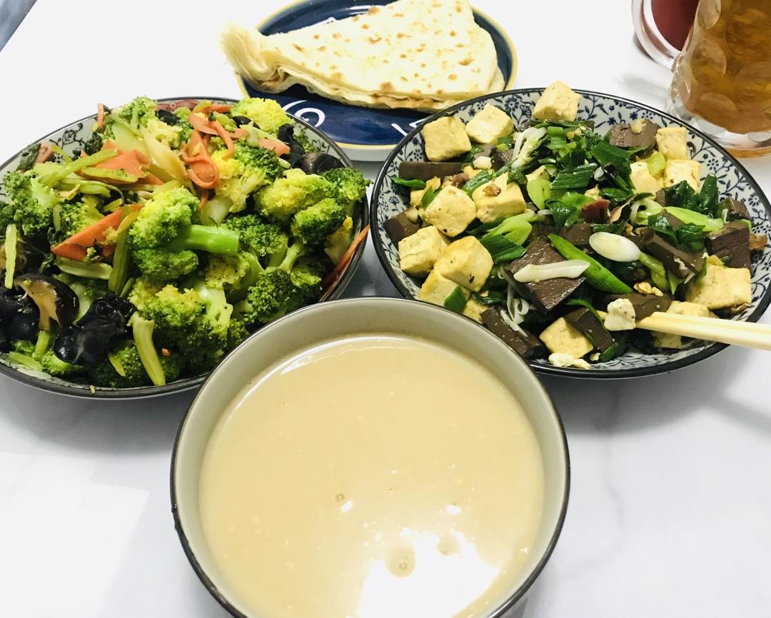 炒西兰花，饭店里常这样搭配，营养味美，儿子很喜欢吃