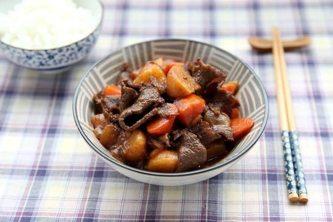 日本家庭人气料理牛肉煮土豆---冬天里的温暖的做法
