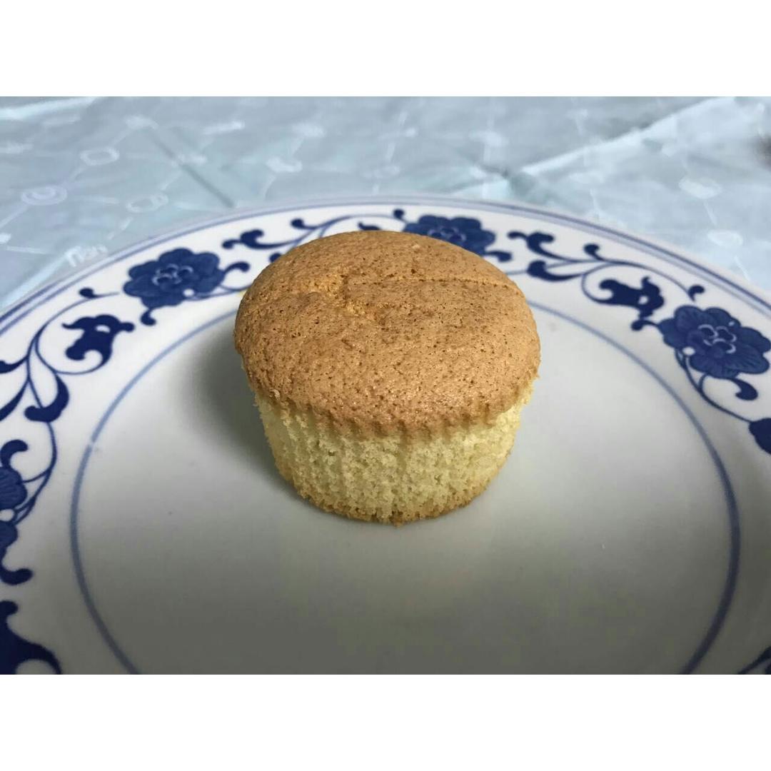 原味海绵纸杯蛋糕（非常适合裱花、盖糖皮的cupcake方子）