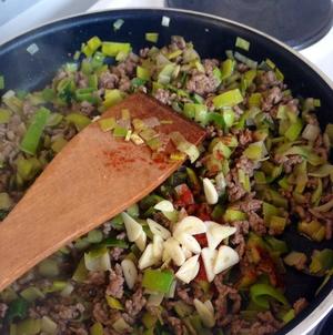 牛肉韭葱库斯库斯 (Beef and Leek Couscous)的做法 步骤5