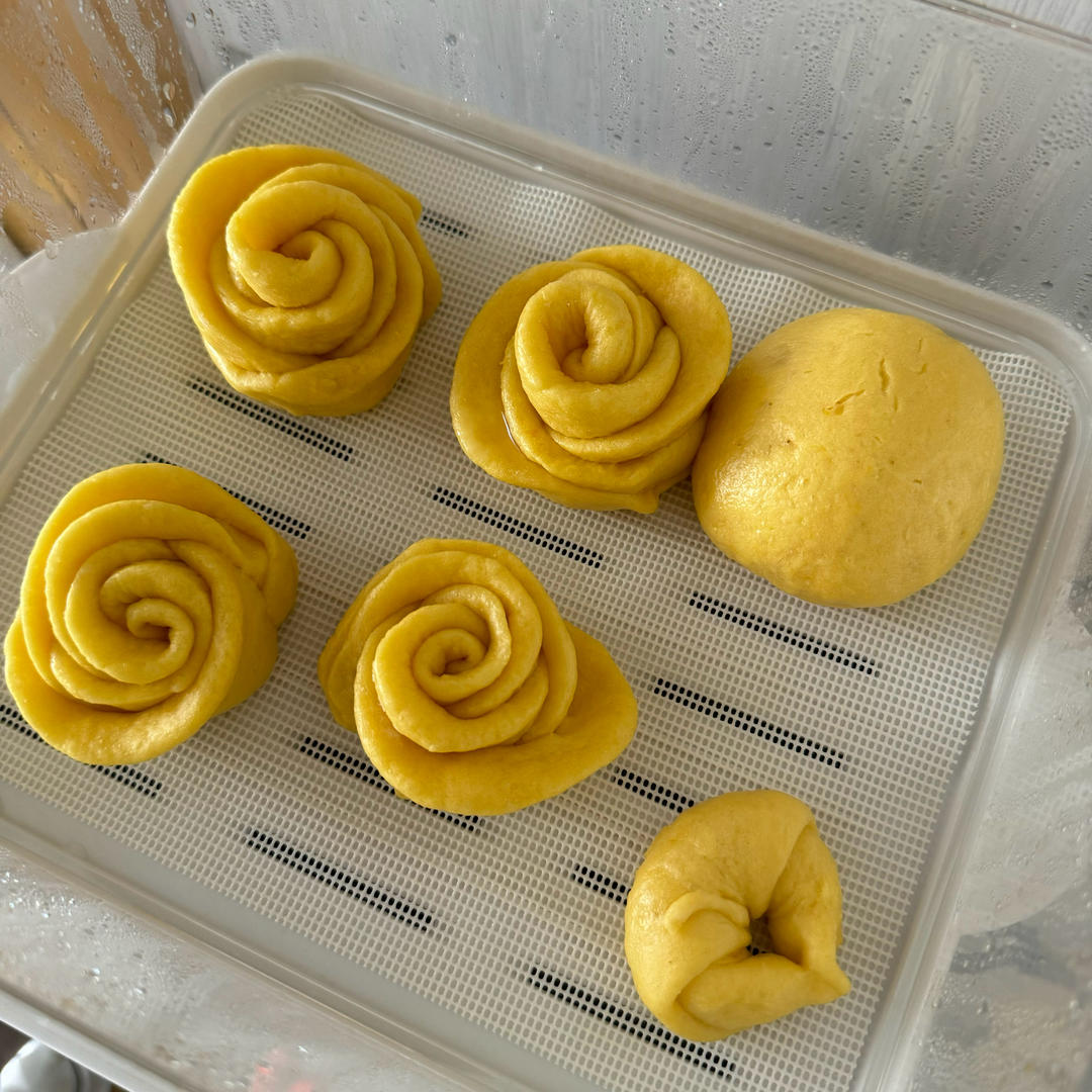 可以给宝宝当辅食的单纯版南瓜馒头，含玫瑰花、刺猬、南瓜造型馒头做法