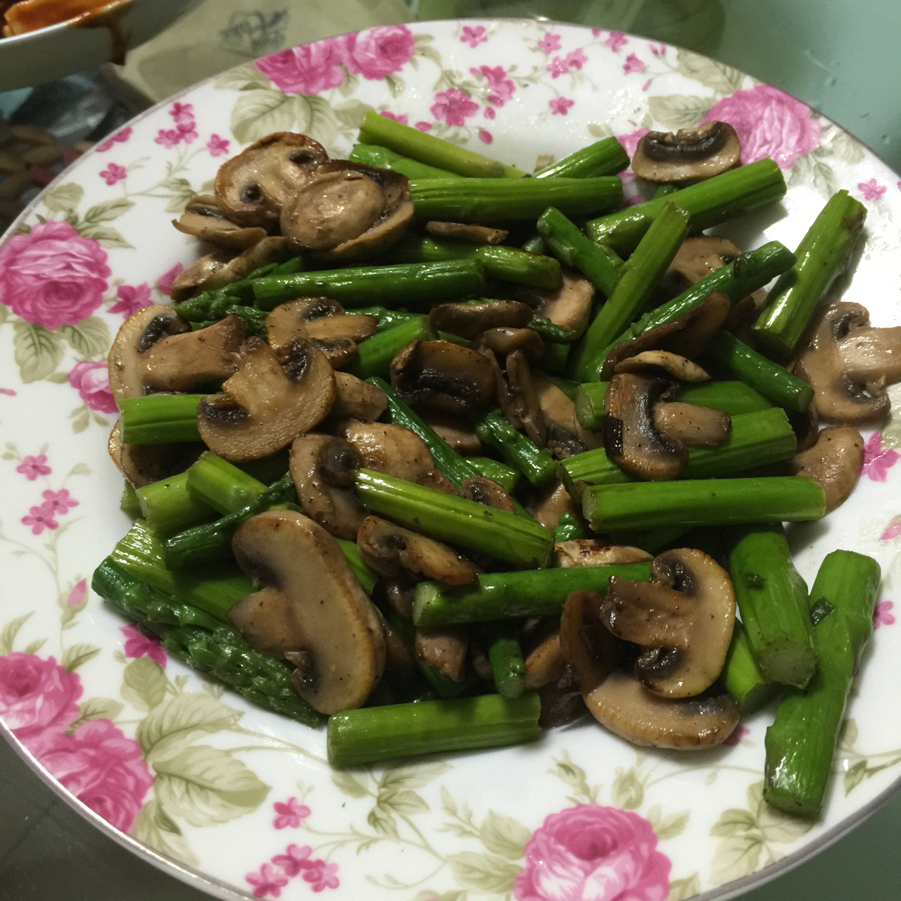 芦笋炒蘑菇