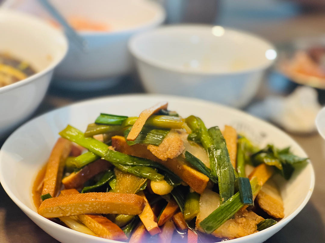 五花肉炒大蒜叶