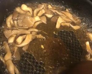 菌菇虾仁滑蛋_炒菜的做法 步骤5