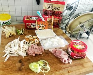 巨好吃(｡･ω･｡)ﾉ♡豪华泡菜五花肉锅的做法 步骤1