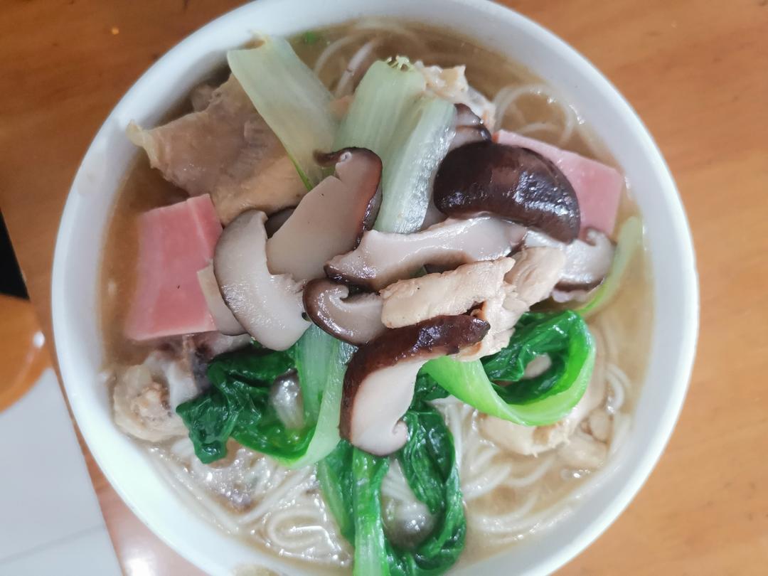 超好吃的香菇炖鸡面