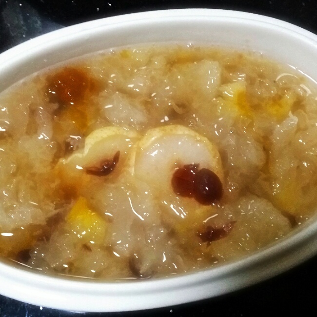 蔓越莓银耳桃胶糖水