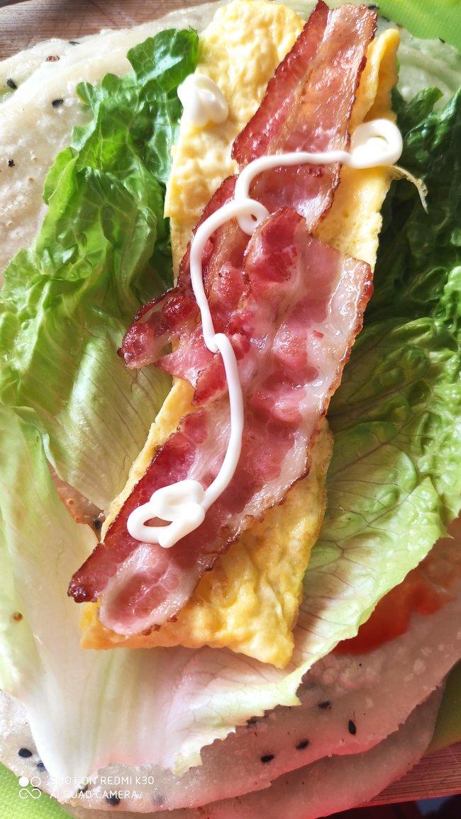 就像有句话所说：成年人的世界里，从来就没有“容易”二字。很多时候，你只能单枪匹马，直面生活的兵荒马乱。