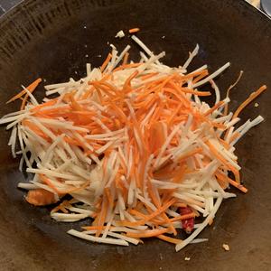 0失误酸辣土豆萝卜丝，一道营养和美味兼备的家常好菜的做法 步骤9
